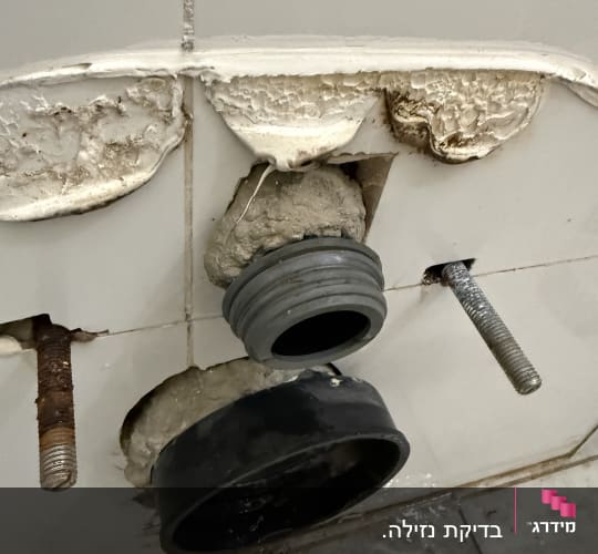 תמונה של צנרת ותשתית קיר פגומה